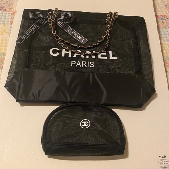 CHANEL
Chanel Mesh tote Bag included
Makeup Pouch - Picture 3 of 13